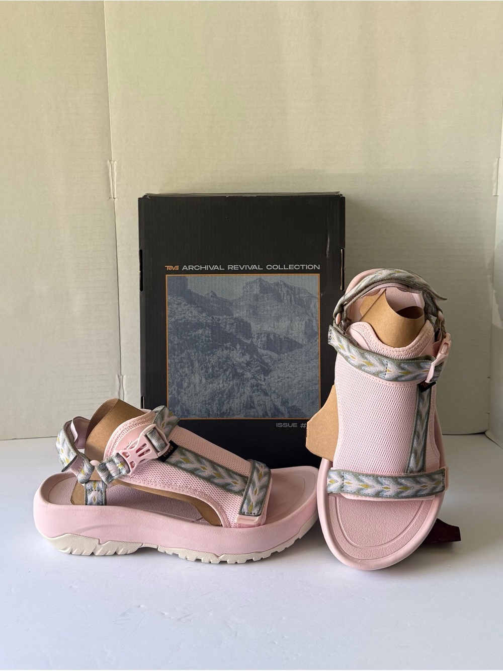 TEVA HURRICANE AMPSOLE VOLT REVIVE ALL GENDER SANDAL PINK WOMEN 13/ Men’s 11 New